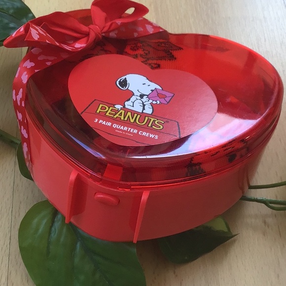 Snoopy Valentine’s Bow Sweater ❤️ + Socks in Heart Shaped Box / Peanuts - Picture 13 of 16